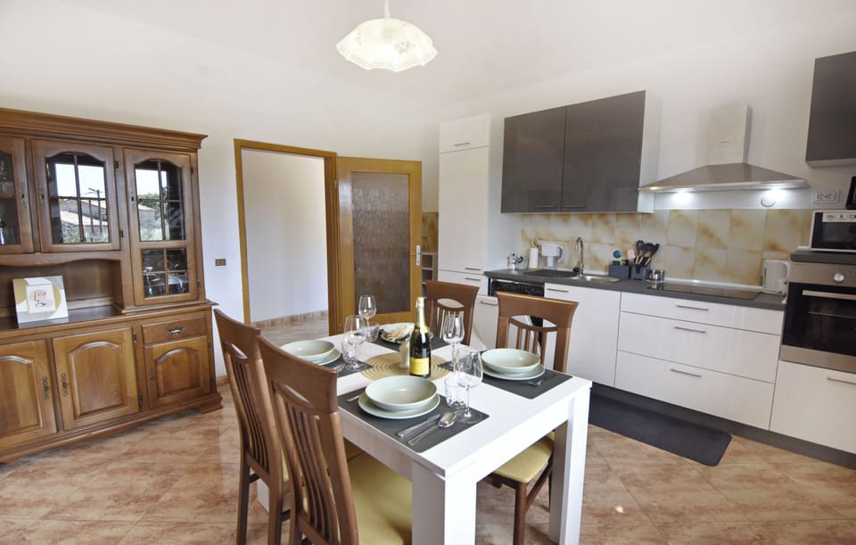 Apartment, 2 Bedrooms, Balcony, Garden View | Dining room