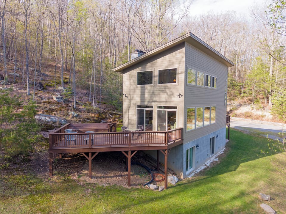 Escape to this stunning mid-century modern-inspired cabin, where contemporary design meets the tranquil beauty of the woods.