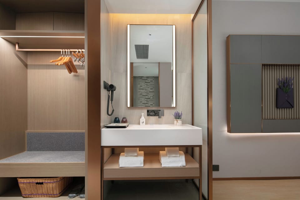 Shower, hair dryer, towels, shampoo