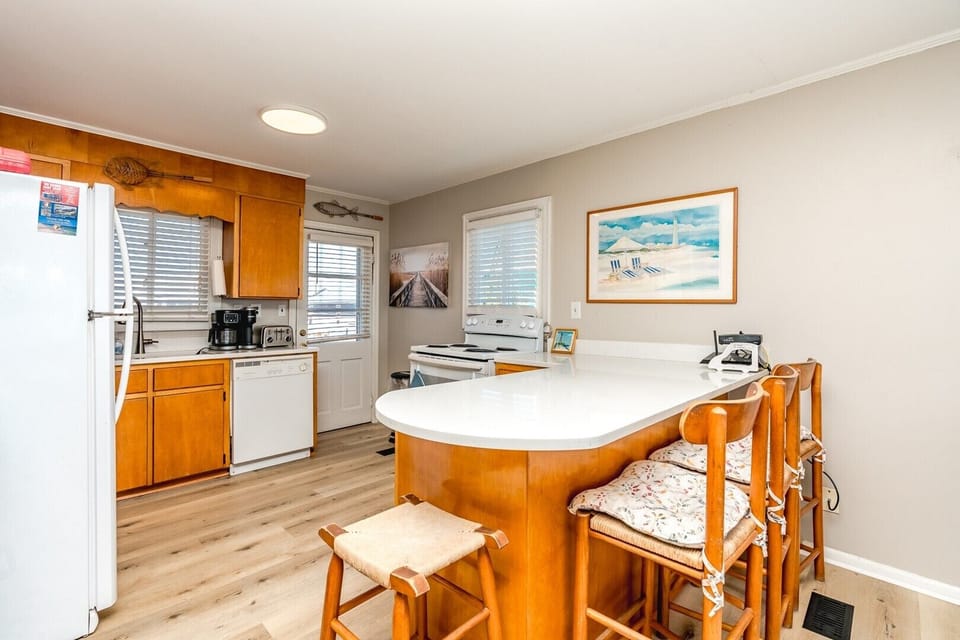 Kitchen with Eat-In Seating