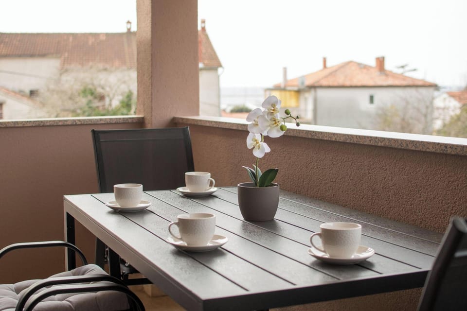 Apartment, 1 Bedroom, Balcony, City View | Outdoor dining