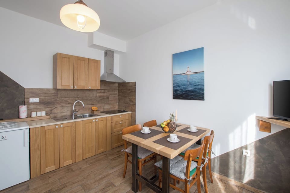 Apartment, 1 Bedroom, Balcony, City View | Dining room