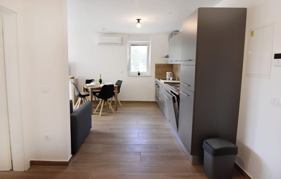 Apartment, 1 Bedroom, Patio, City View | Interior