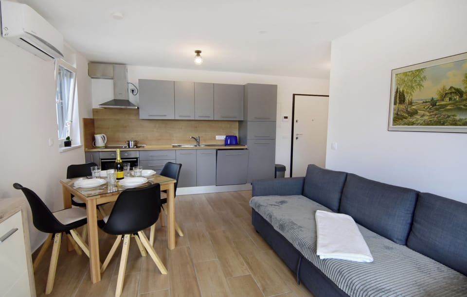 Apartment, 1 Bedroom, Patio, City View | Living room