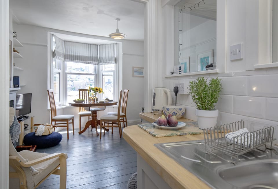 Limpet Cottage, Brixham: The galley kitchen opens onto the open-plan living and dining area