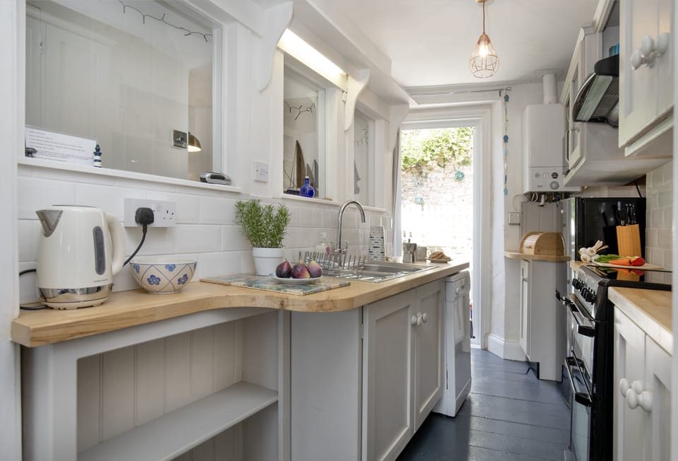 Limpet Cottage, Brixham: Modern, well-equipped kitchen with everything you need for preparing fresh meals for family or friends