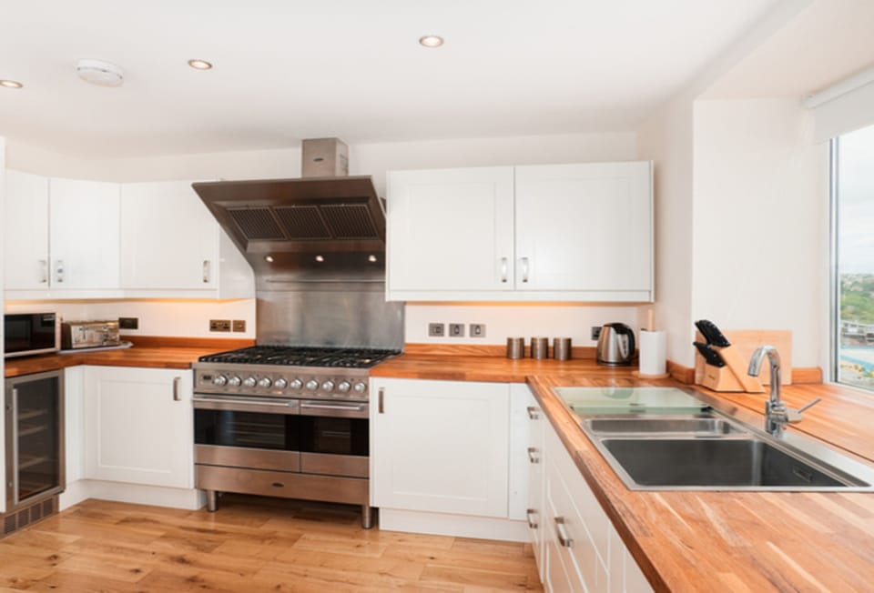Upper Anzac, Brixham: The modern kitchen is well-equipped for a self-catering holiday