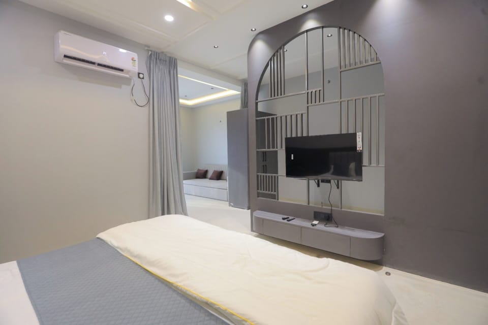 Luxury Room | Rollaway beds, free WiFi, bed sheets
