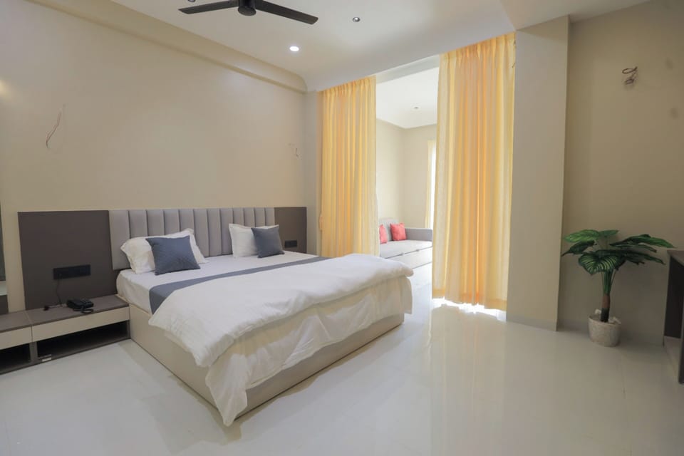 Luxury Room | Rollaway beds, free WiFi, bed sheets