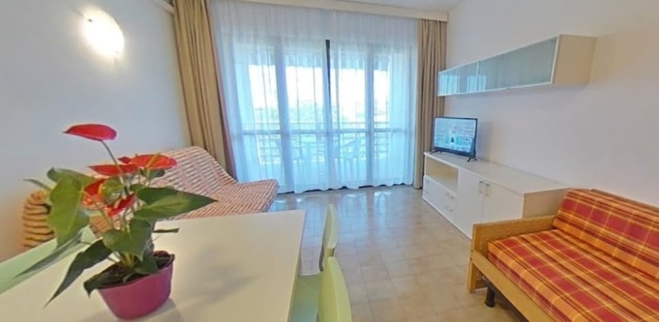 Studio, Balcony, City View | Living room