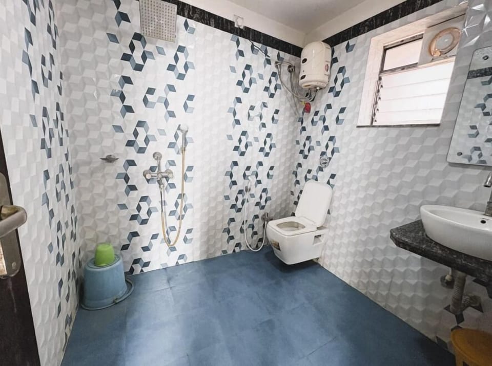 Deluxe Double Room, City View | Bathroom | Shower, free toiletries, towels