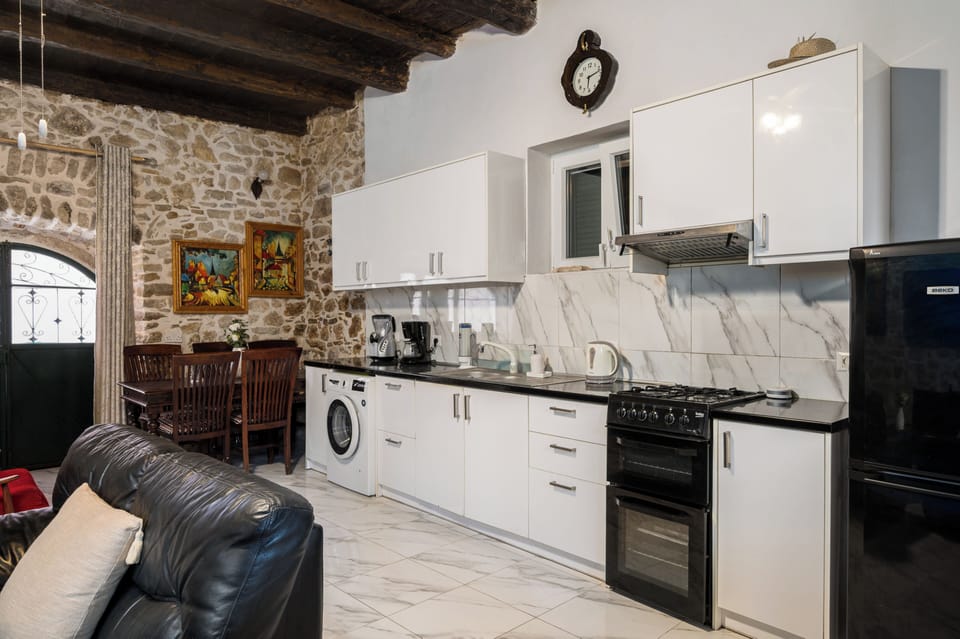 Duplex, 3 Bedrooms | Private kitchen | Fridge, microwave, oven, stovetop