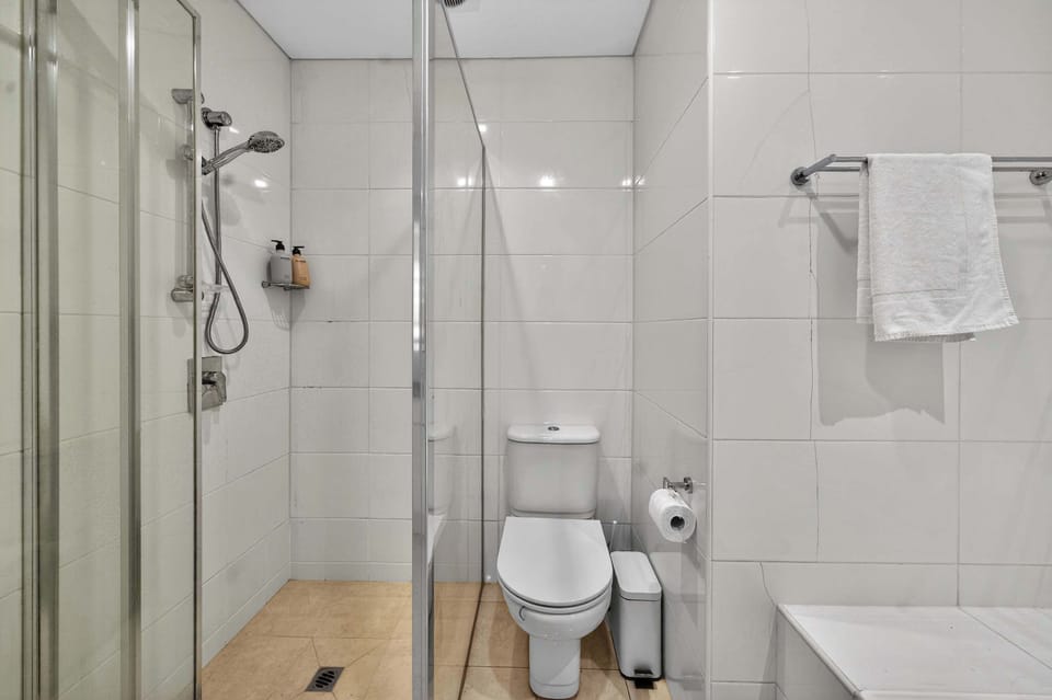 Ensuite Bathroom with shower 