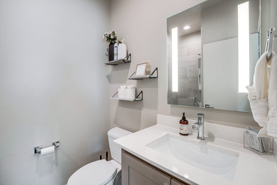 Work & Play! Gem w/ Fire Pit, 3 Mi to Dtwn Dallas Apartment in Dallas