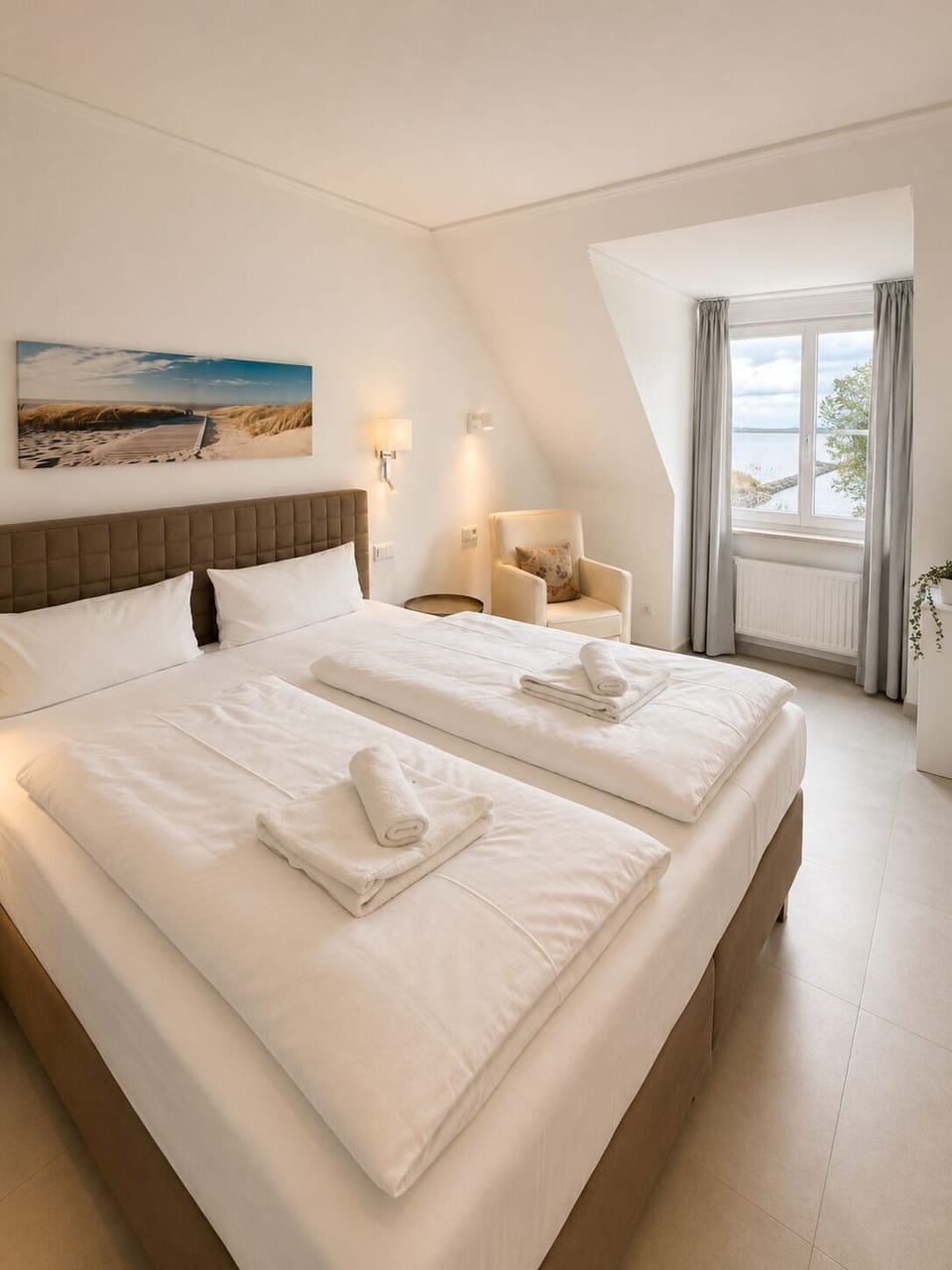 Exclusive Condo | Premium bedding, desk, laptop workspace, WiFi (free)