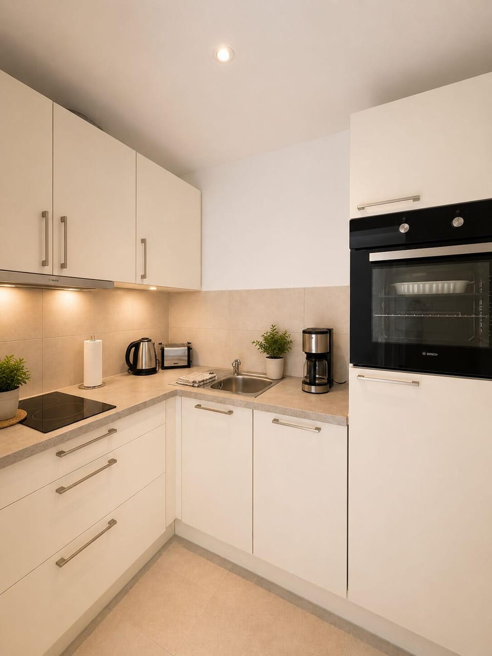 Coffee/tea maker, full-size fridge, microwave, oven