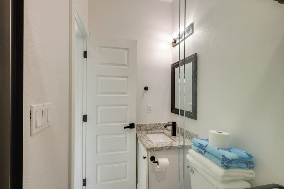 3 Blocks to Gulf! Modern Beach Base in South Padre Apartment in South Padre Island