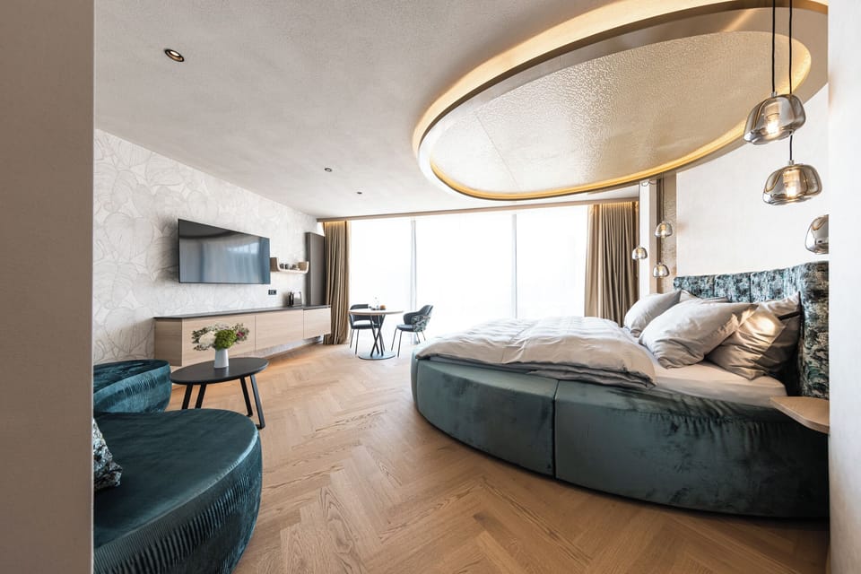 Honeymoon Suite, Balcony, Mountain View | In-room safe, laptop workspace, blackout drapes, soundproofing