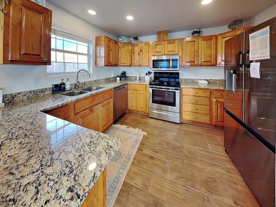 Full Kitchen - Stainless Steel Appliances - Inn At Dolphin Bay