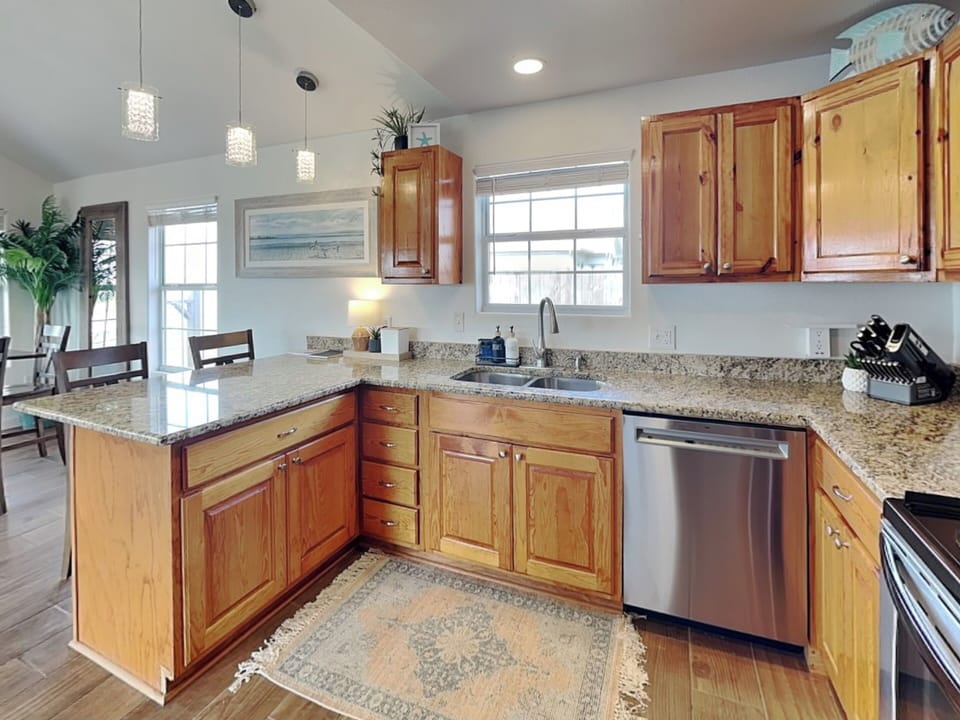 Full Kitchen - Countertop Seating For 2 - Inn At Dolphin Bay