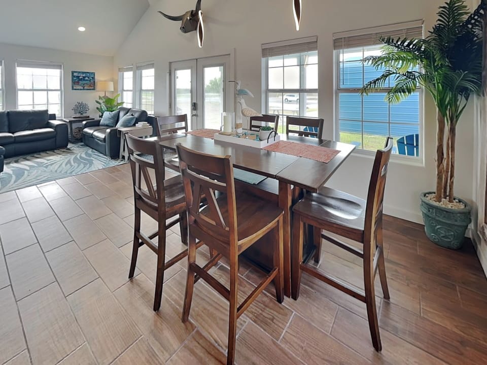 Dining Area - Seating for 6 - Inn At Dolphin Bay