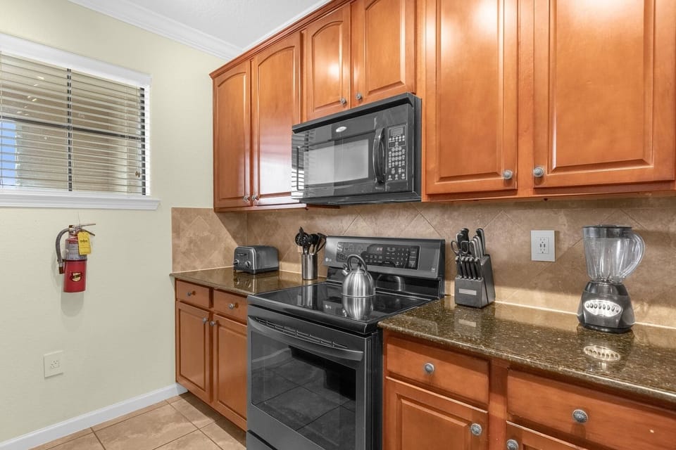 Condo, 3 Bedrooms | Private kitchen | Coffee/tea maker, fridge, oven, toaster