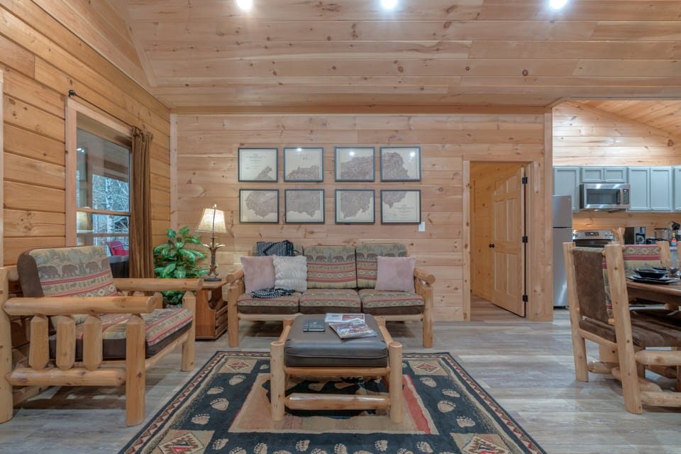 Cabin, 4 Bedrooms | Living area