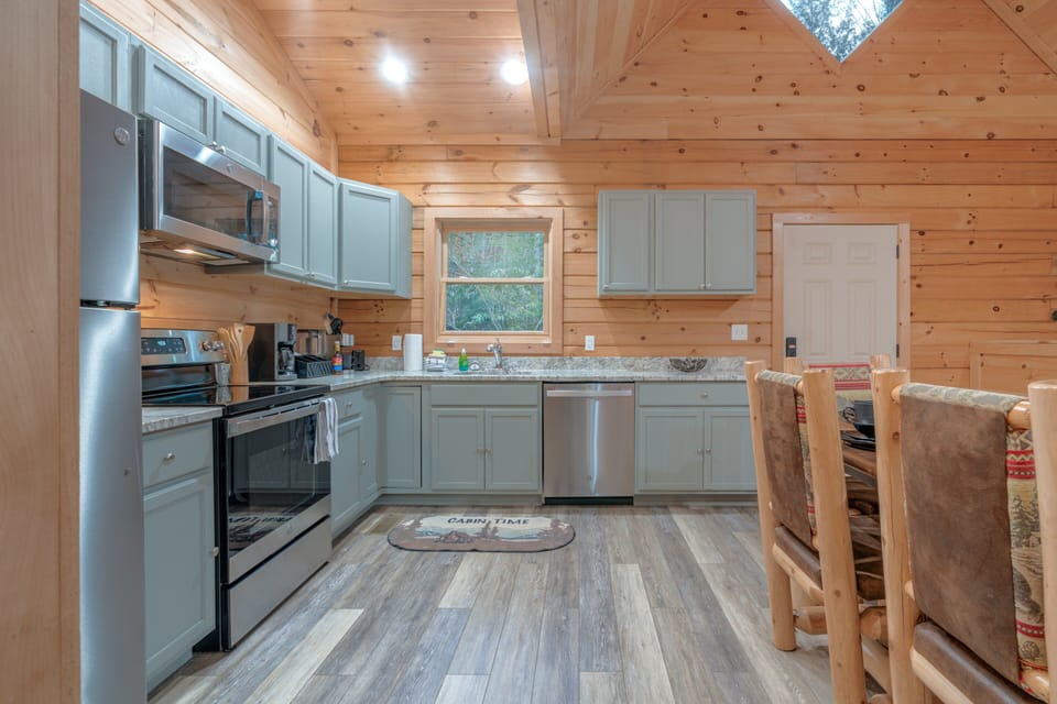 Cabin, 4 Bedrooms | Private kitchen | Coffee/tea maker, toaster