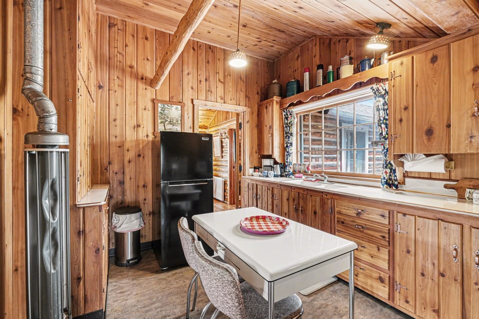 Cabin, 2 Bedrooms | Private kitchen | Coffee/tea maker, fridge, oven, toaster