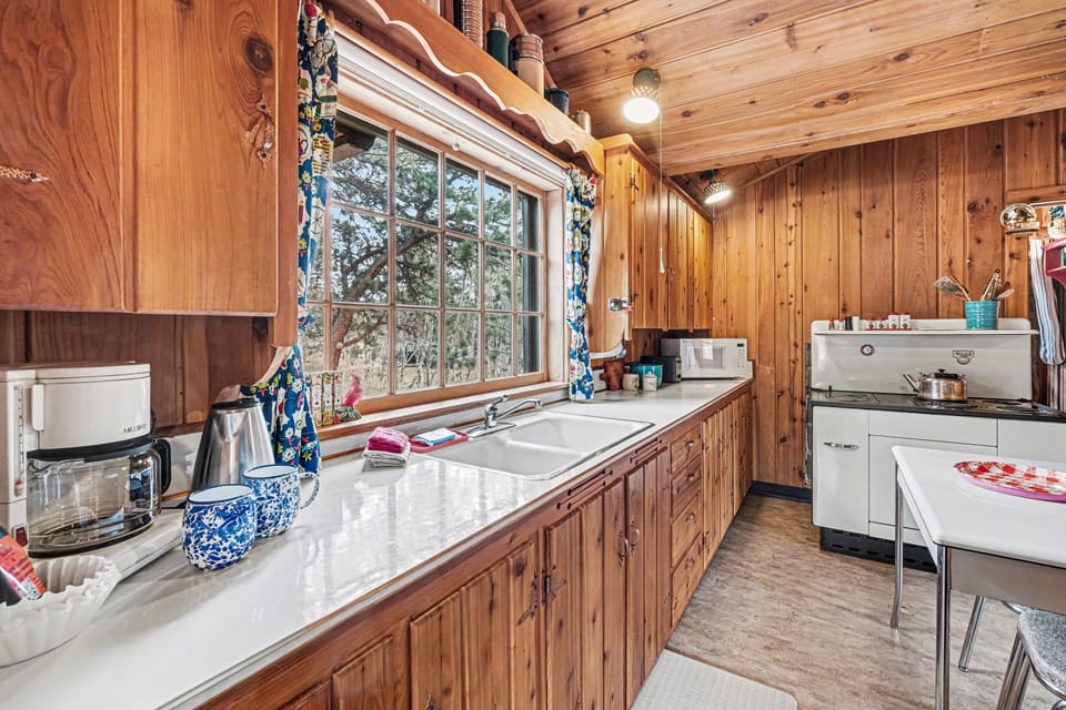 Cabin, 2 Bedrooms | Private kitchen | Coffee/tea maker, fridge, oven, toaster