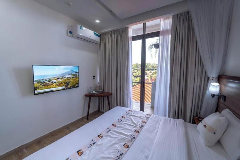 In-room safe, soundproofing, iron/ironing board, free WiFi