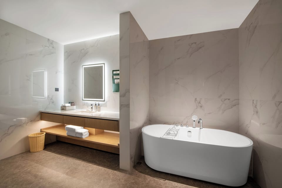 Room, 1 Queen Bed | Bathroom