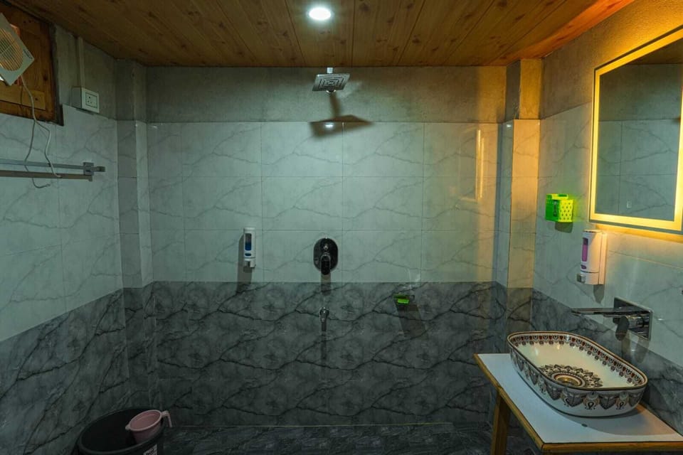 Luxury Suite, Mountain View | Bathroom | Shower, free toiletries, towels