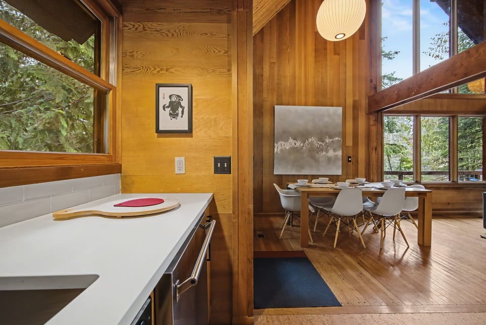 Cozy open-concept lodge perfect for mountain meals and relaxing gatherings.