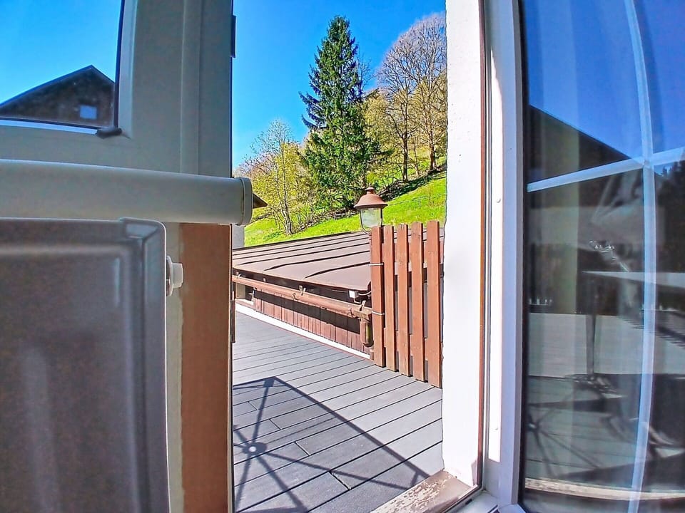 Wood, Handrail, Hardwood, Wood Stain, Balcony, Baluster, Porch, Deck, Stairs, Daylighting
