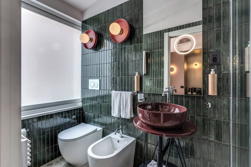 Deluxe Room | Bathroom | Hair dryer, towels, soap, shampoo