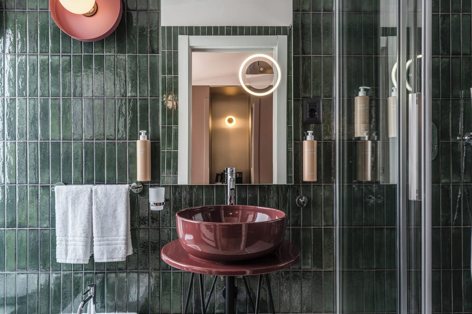 Deluxe Room | Bathroom | Hair dryer, towels, soap, shampoo