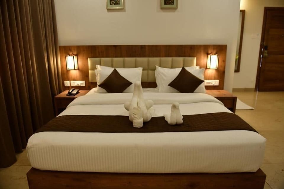 Deluxe Double Room, City View | In-room safe, soundproofing, iron/ironing board, WiFi (free)