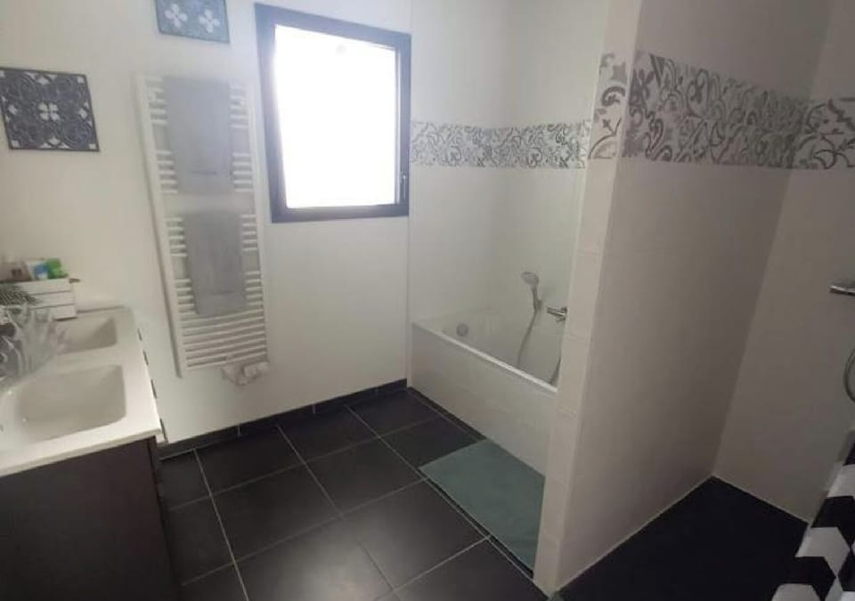 Combined shower/tub, towels, soap, shampoo