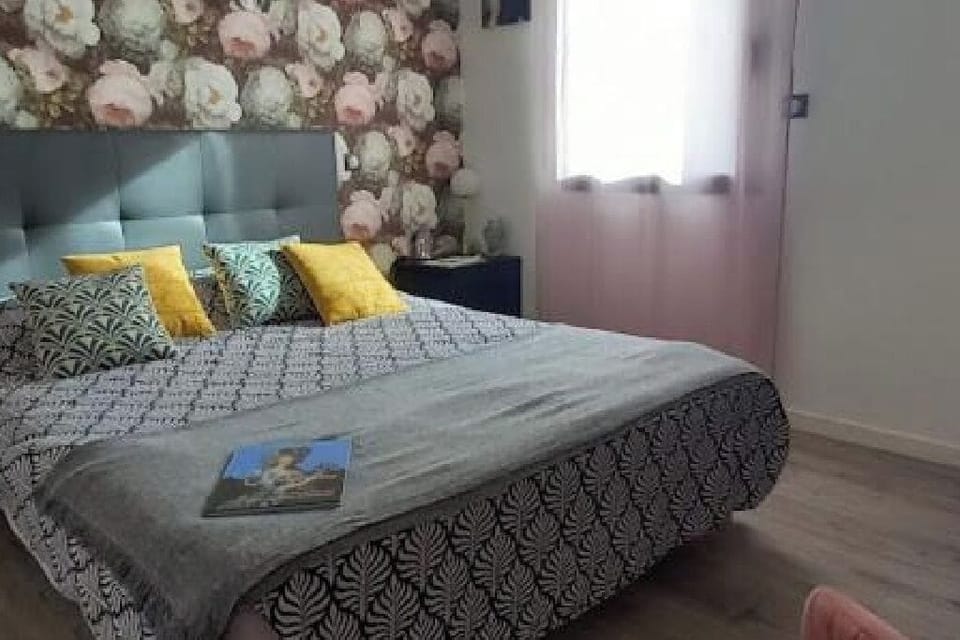 Comfort Room, 1 Queen Bed, Shared Bathroom, Garden View | Free WiFi