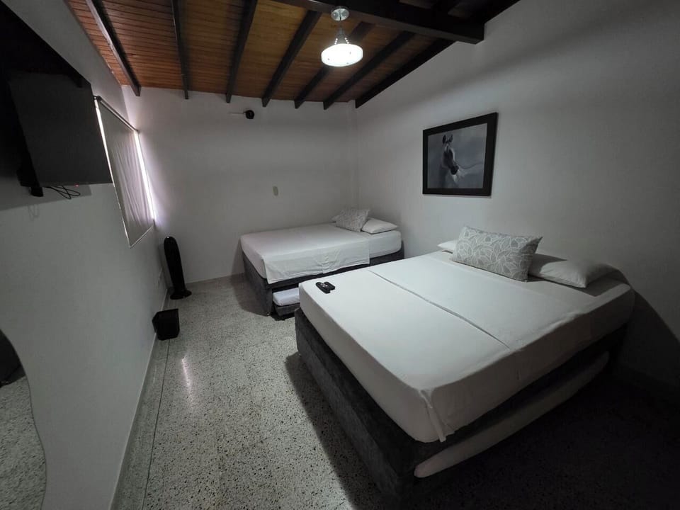 Family Room | Desk, laptop workspace, free WiFi