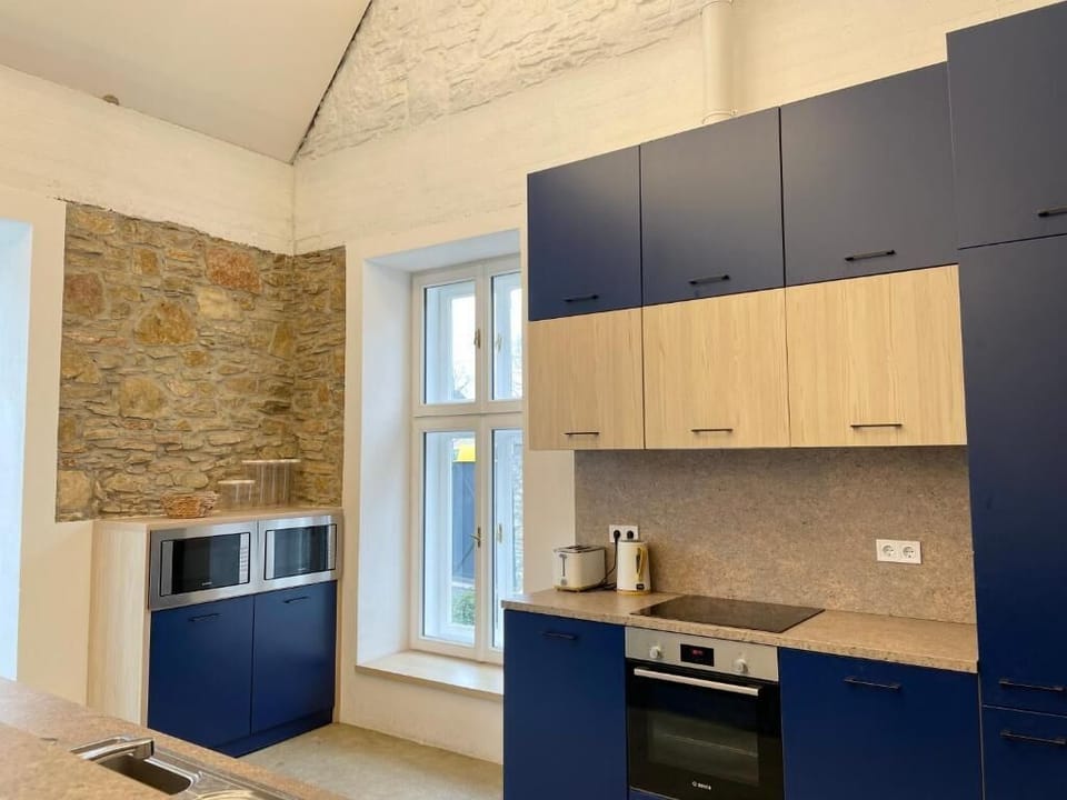 Family Room, Courtyard View | Private kitchen | Highchair