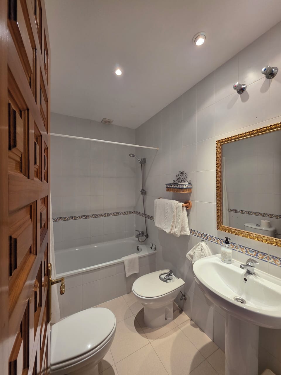 Twin Room, Garden View | Bathroom | Towels, soap, shampoo, toilet paper