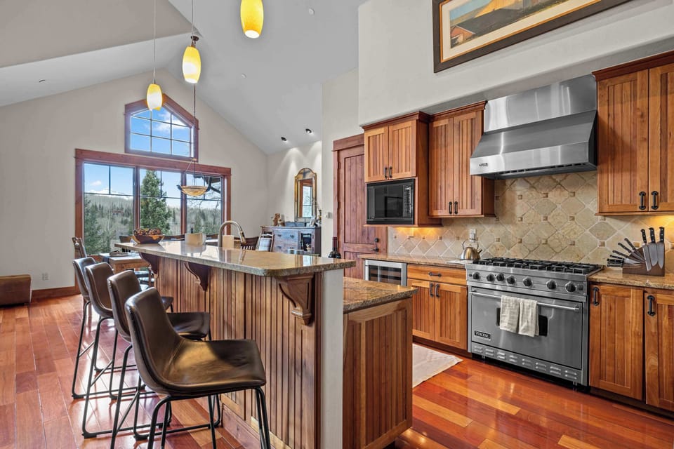  Kitchen: Drip coffee maker, Keurig, blender, toaster, tableware, Viking range, KitchenAid refrigerator 