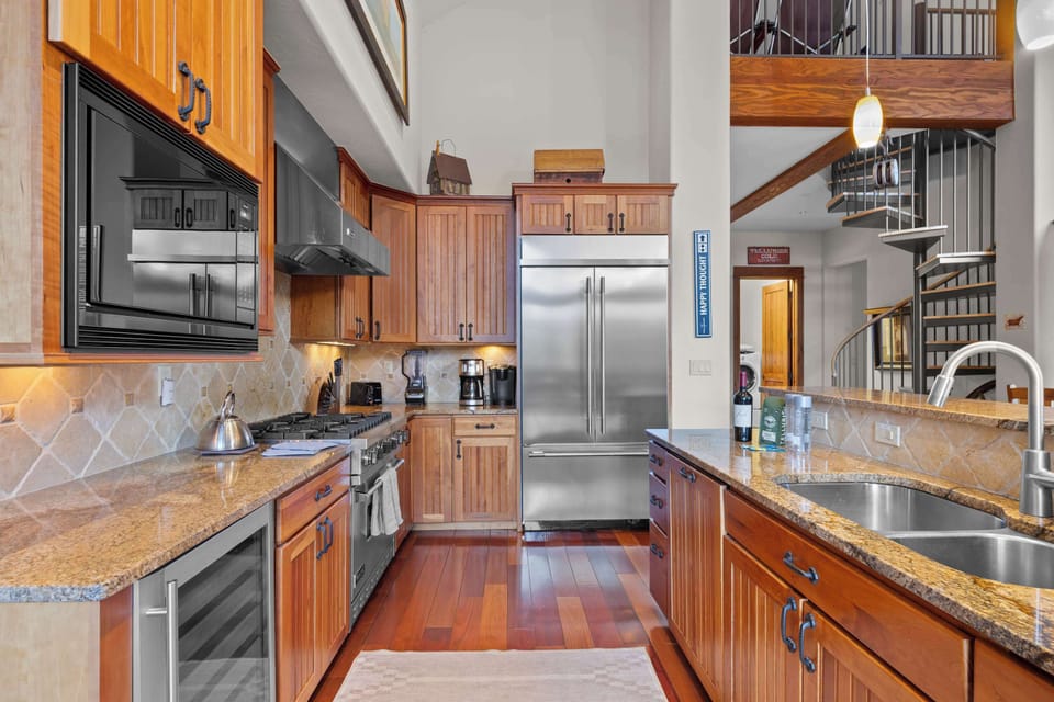  Kitchen: Drip coffee maker, Keurig, blender, toaster, tableware, Viking range, KitchenAid refrigerator 