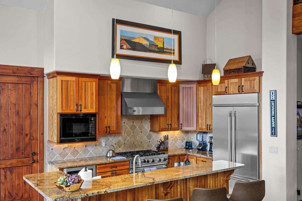  Kitchen: Drip coffee maker, Keurig, blender, toaster, tableware, Viking range, KitchenAid refrigerator 