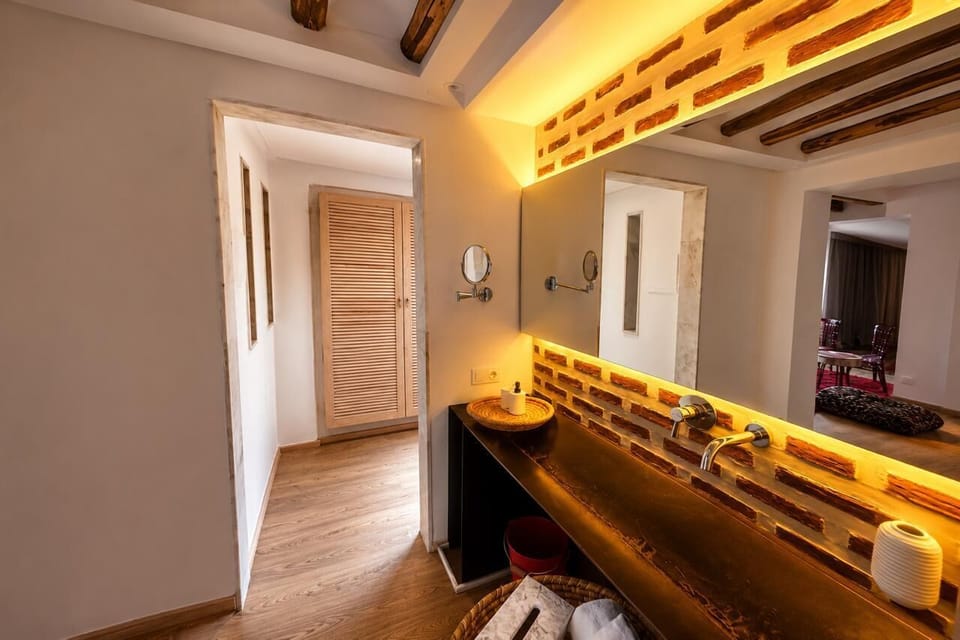 Executive Suite | In-room safe, desk, laptop workspace, iron/ironing board (on request)
