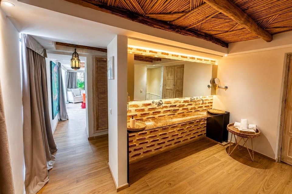 Executive Suite | In-room safe, desk, laptop workspace, iron/ironing board (on request)