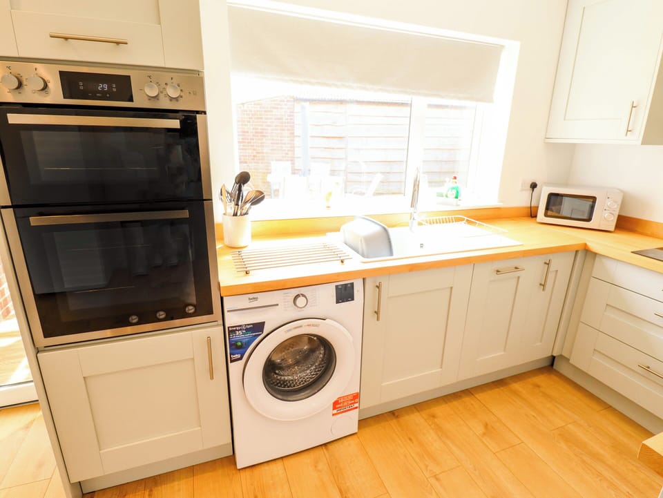 Dishwasher, cookware/dishes/utensils
