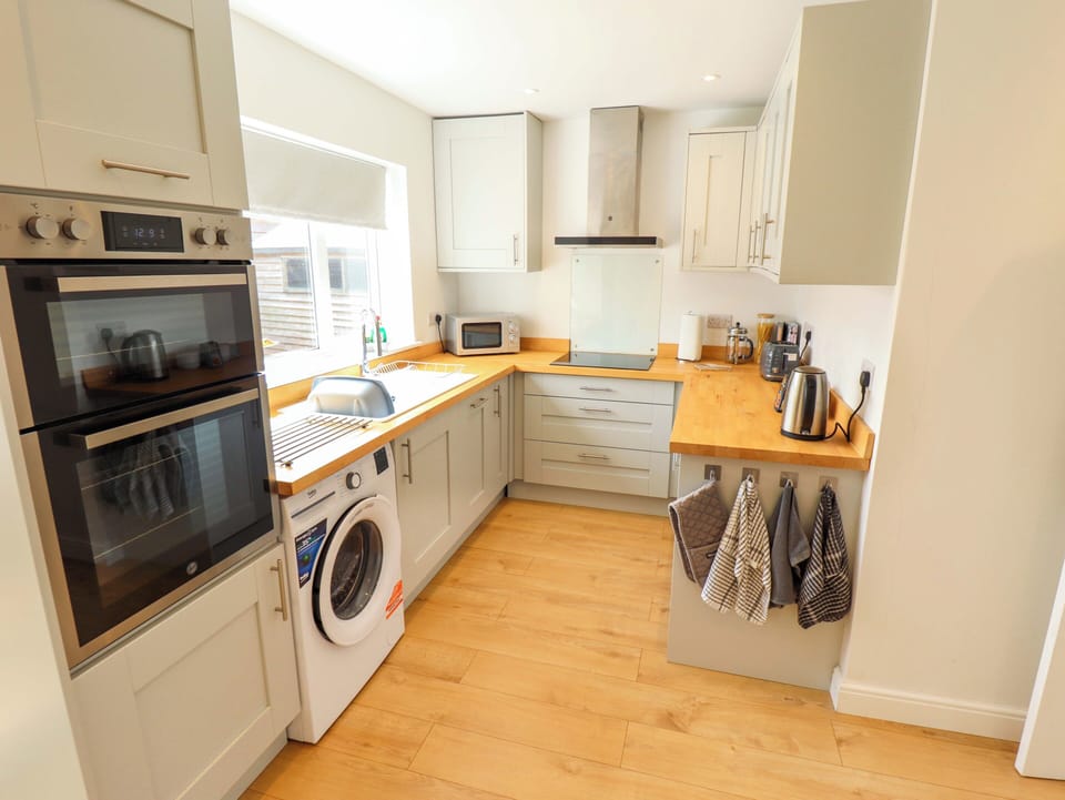 Dishwasher, cookware/dishes/utensils